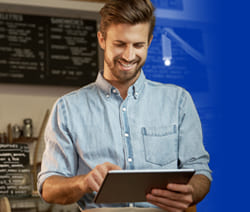 Hombre adulto empresario con tablet